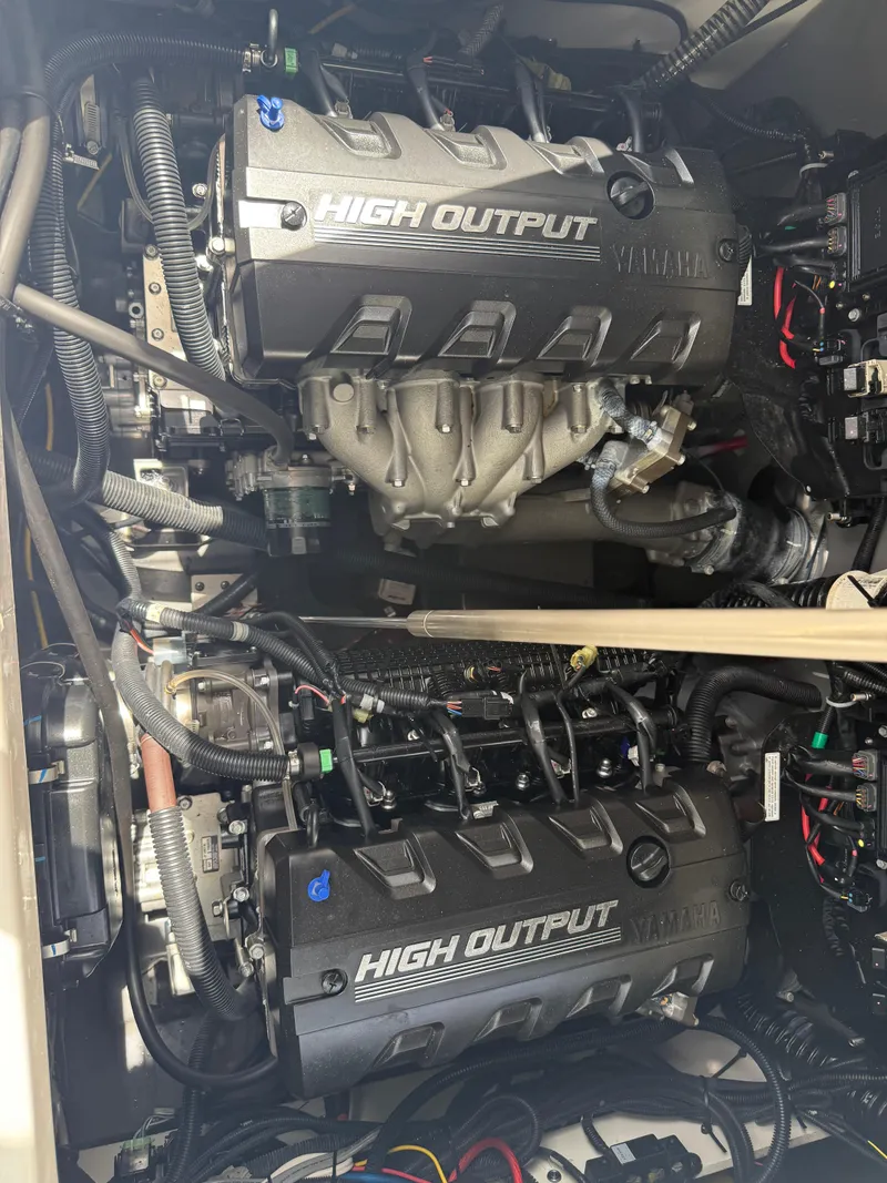 Slide: The Image of 2023 Yamaha Boats 222 FSH Sport high output engine, detailed view. - 8