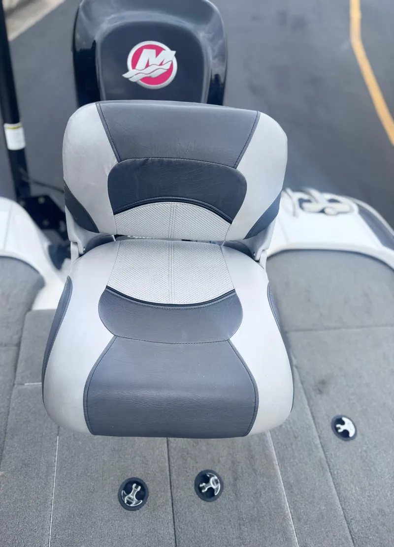 Slide: The Image of Gray and black seat on a 2015 Nitro Z6 SC boat deck. - 13