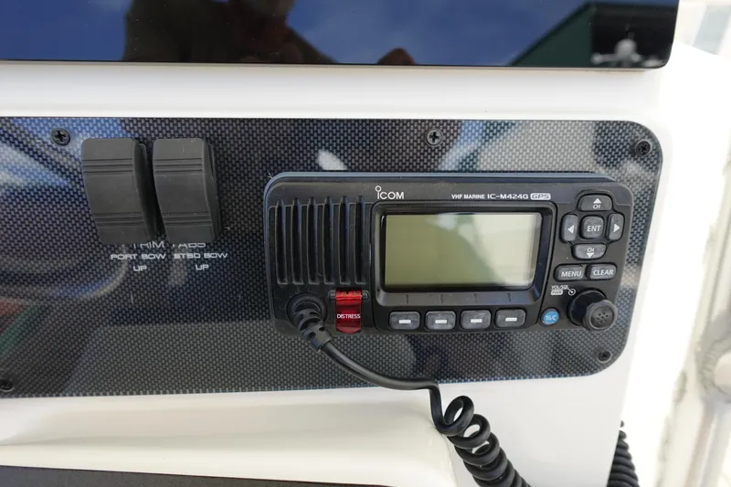 Slide: The Image of 2005 Hydra-Sports Vector 3300 CC dashboard with Icom VHF marine radio. - 33