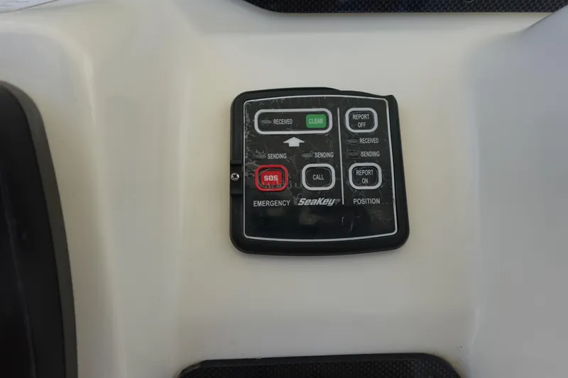 Slide: The Image of Emergency control panel on 2005 Hydra-Sports Vector 3300 CC boat. - 34