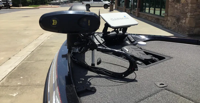 Slide: The Image of 2023 Ranger Z518 boat with Garmin electronics and trolling motor on deck. - 10