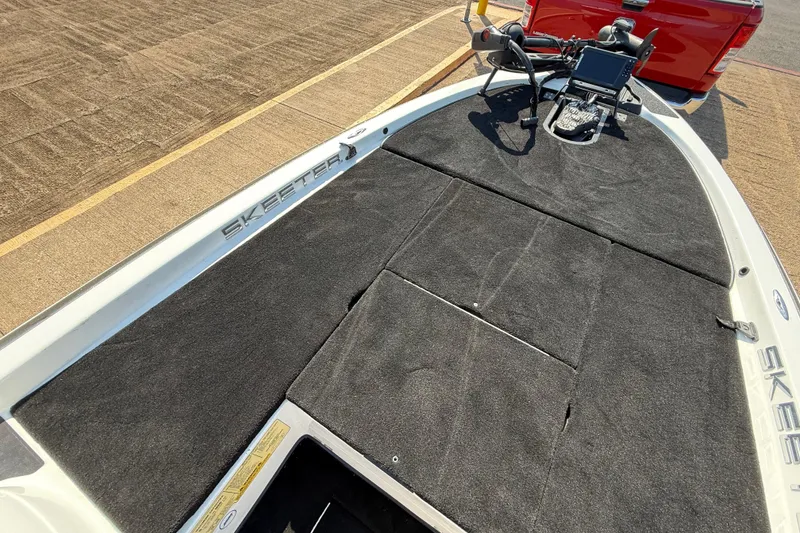 Slide: The Image of 2004 Skeeter ZX250 boat deck with fishing equipment and electronics. - 41