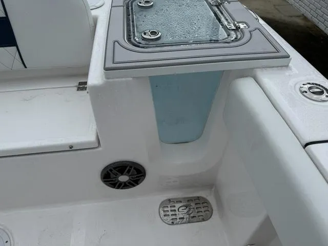 Slide: The Image of Sea Fox 248 Commander 2025 - 13