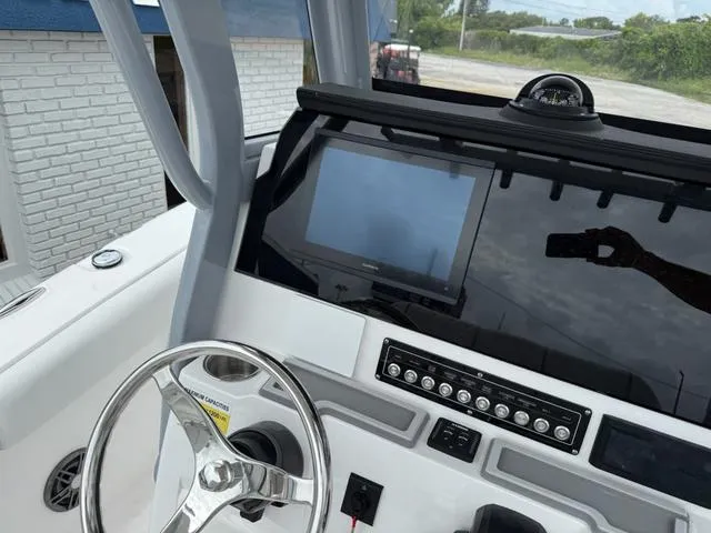 Slide: The Image of Sea Fox 228 Commander 2025 - 10