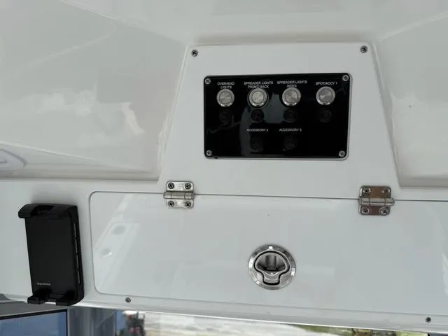 Slide: The Image of Sea Fox 228 Commander 2025 - 11