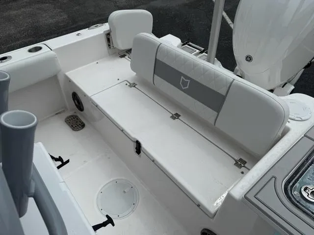 Slide: The Image of Sea Fox 228 Commander 2025 - 16