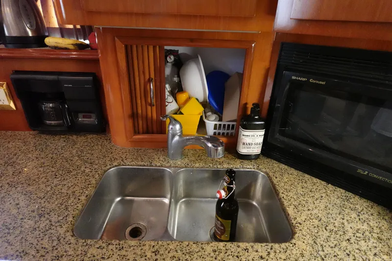 Slide: The Image of Carver 396 Aft Cabin Motor Yacht 2004 - 63