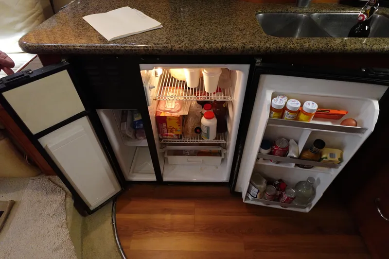 Slide: The Image of Carver 396 Aft Cabin Motor Yacht 2004 - 68