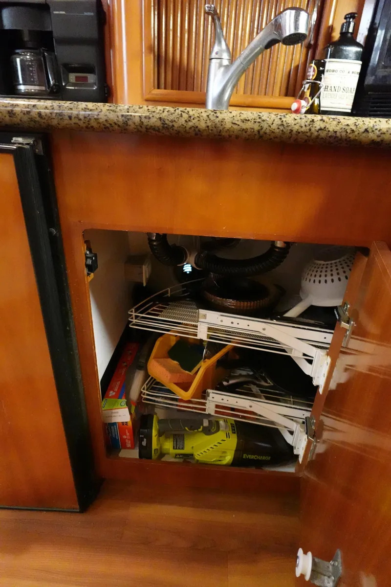 Slide: The Image of Carver 396 Aft Cabin Motor Yacht 2004 - 69