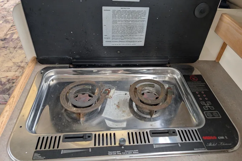 Slide: The Image of Rusty stove in a 1997 Bayliner 2859 Ciera Express boat kitchen. - 36