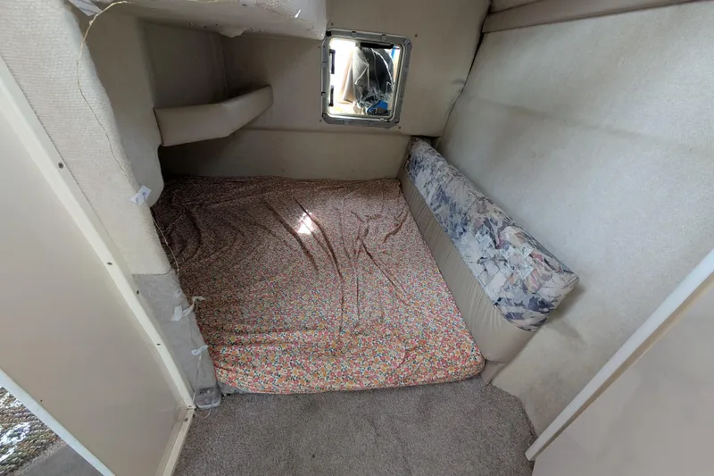 Slide: The Image of 1997 Bayliner 2859 Ciera Express cabin interior with bed and window. - 46