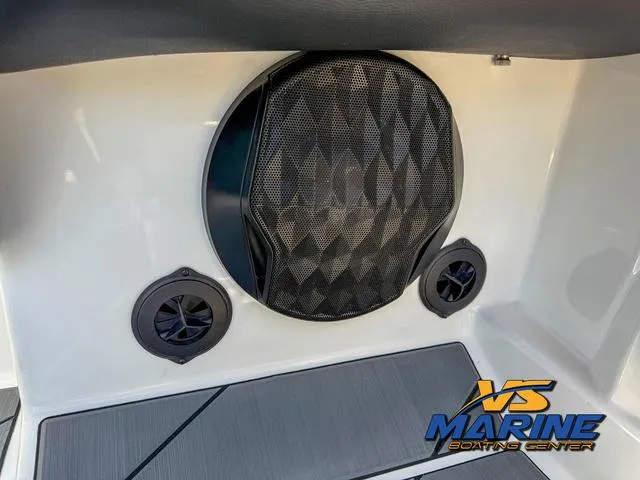 Slide: The Image of Malibu 21 LX 2022 - 18