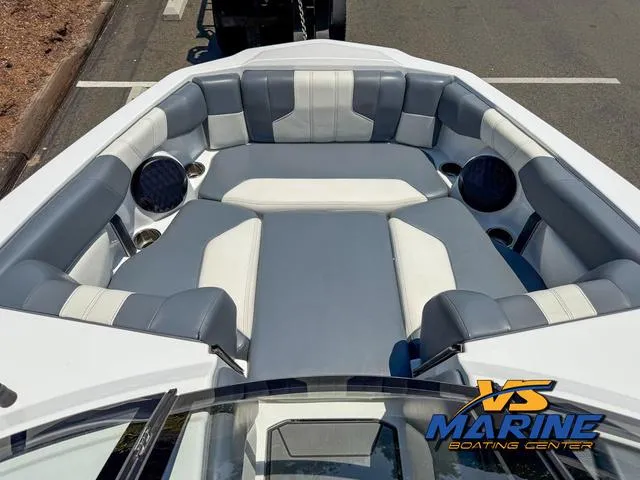 Slide: The Image of Malibu 21 LX 2022 - 21