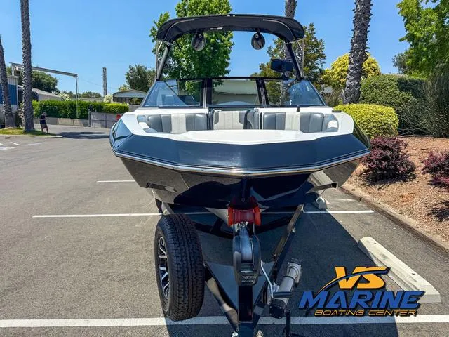 Slide: The Image of Malibu 21 LX 2022 - 3