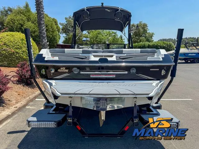 Slide: The Image of Malibu 21 LX 2022 - 6