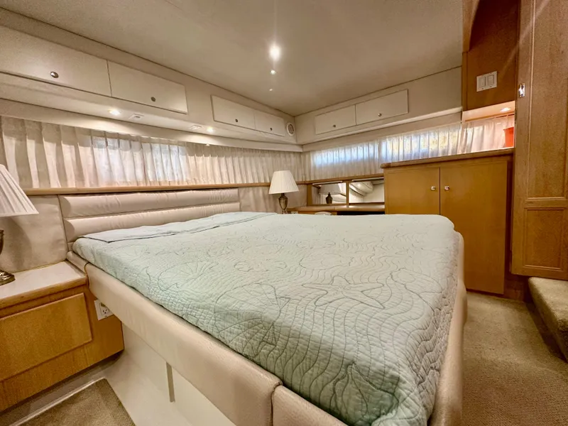 Slide: The Image of 1995 Carver 440 Aft Cabin Motor Yacht interior with registration number 1084421. - 51