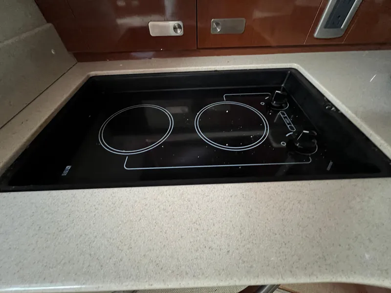 Slide: The Image of Built-in stovetop on Sea Ray 330 Sundancer yacht, 2010 model. - 29