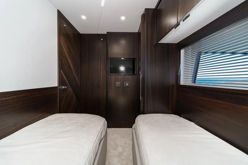 Slide: The Image of Sunseeker Manhattan 55 2022 - 52