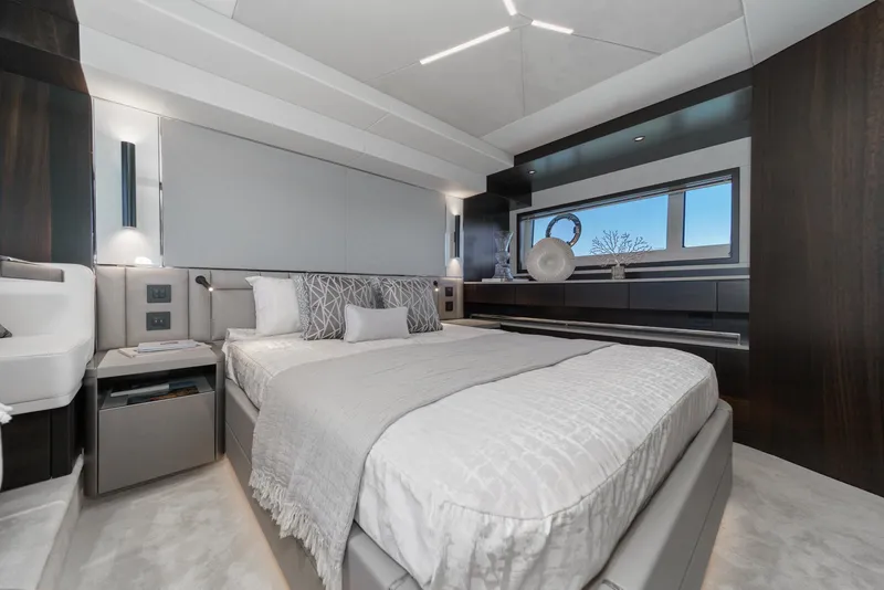 Slide: The Image of Sunseeker Manhattan 55 2022 - 55