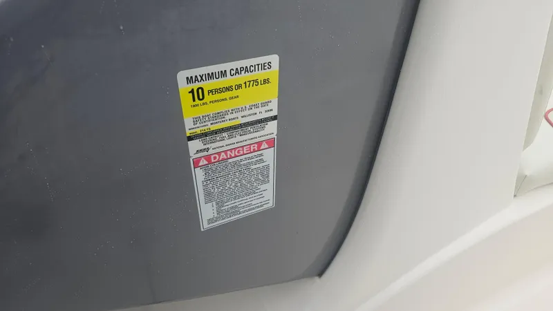 Slide: The Image of Capacity warning label on 2007 Monterey 214FS Montura boat, indicating 10-person limit. - 28
