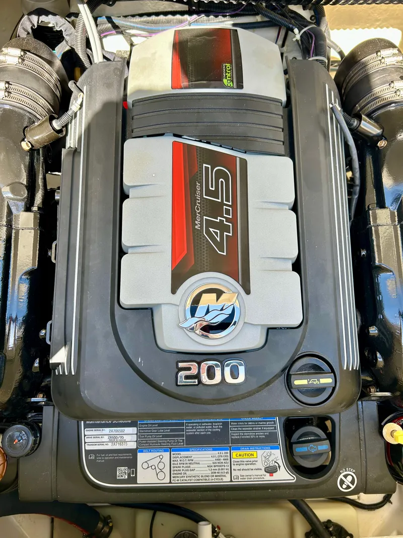 Slide: The Image of Bayliner VR4 2022 - 11