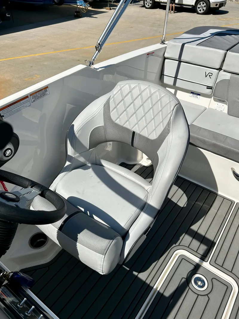 Slide: The Image of Bayliner VR4 2022 - 3