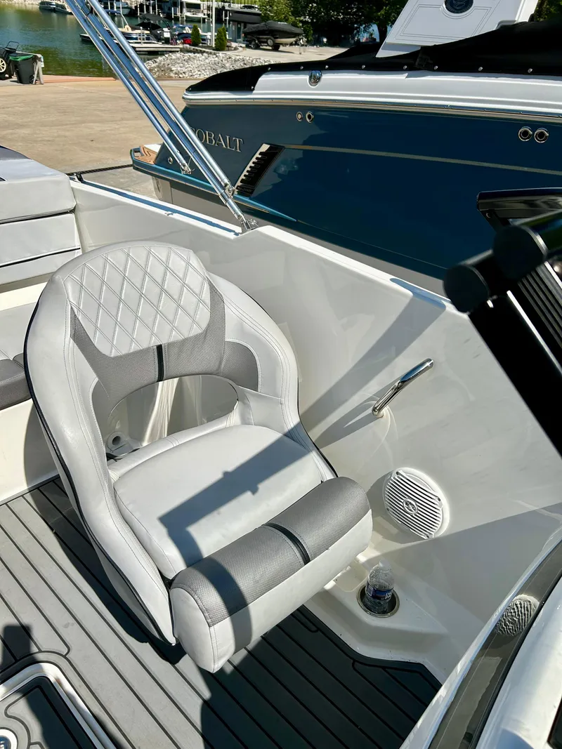 Slide: The Image of Bayliner VR4 2022 - 6