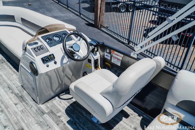 Slide: The Image of Crest 220 SLC-D 2018 - 8