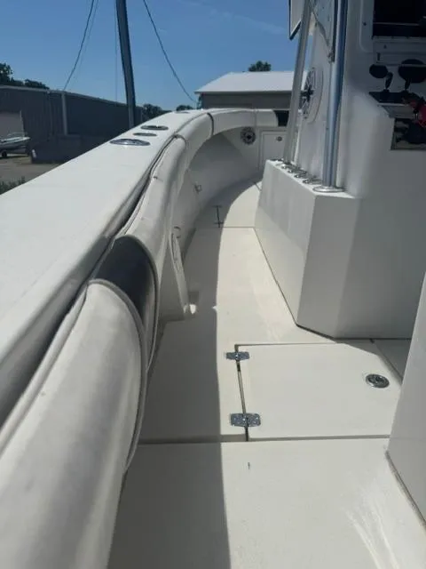Slide: The Image of 1999 SeaVee 260B boat interior, featuring clean white deck and side railings under clear blue sky. - 14