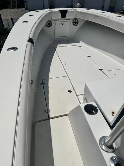 Slide: The Image of 1999 SeaVee 260B boat interior, featuring spacious deck and storage compartments. - 16