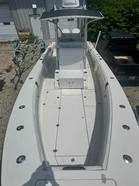 Slide: The Image of 1999 SeaVee 260B boat with center console, docked outdoors, featuring Garmin equipment. - 18