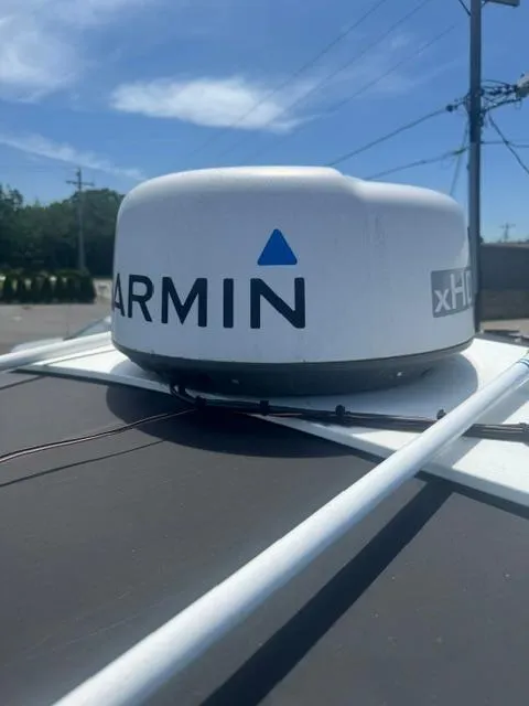 Slide: The Image of Garmin xHD radar on 1999 SeaVee 260B boat under clear blue sky. - 9