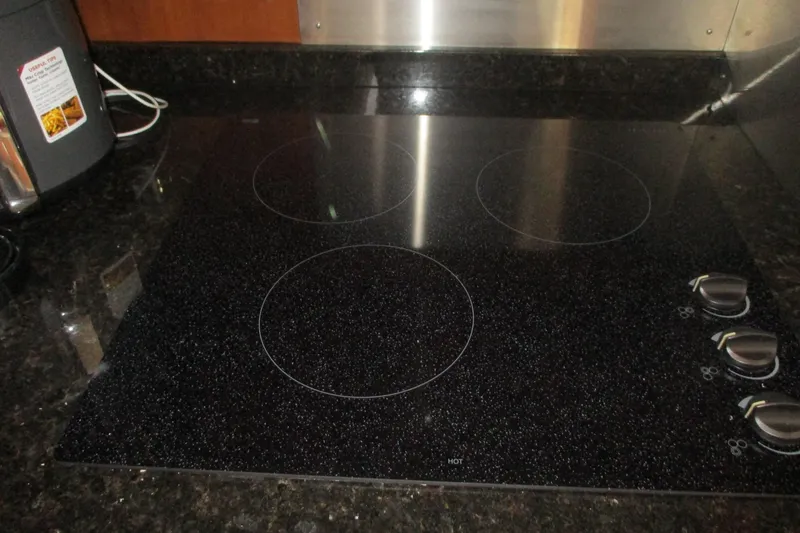 Slide: The Image of Glass cooktop on 2006 Carver 466 Motor Yacht kitchen counter. - 41
