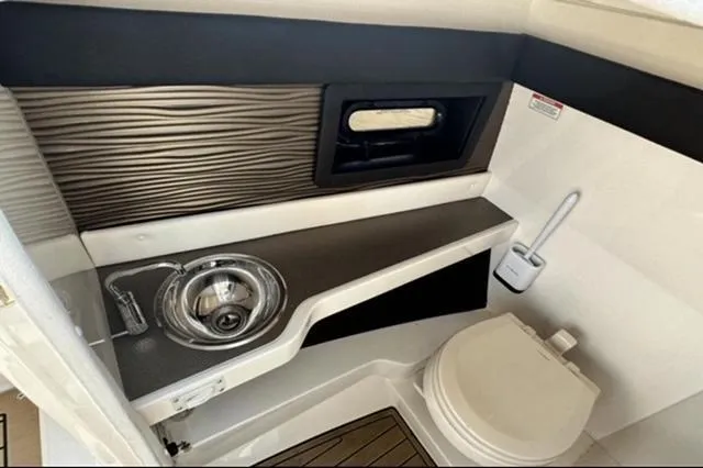 Slide: The Image of Sea Ray SLX 280 2019 - 10