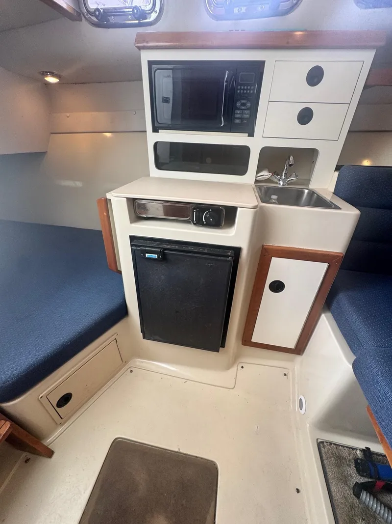 Slide: The Image of Albin 28 Flush Deck 2004 - 14