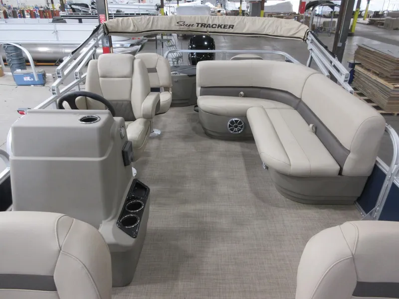 Slide: The Image of Sun Tracker Bass Buggy 18 DLX 2025 - 5