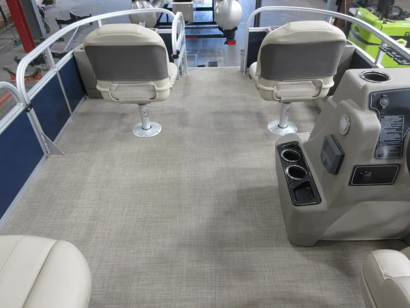 Slide: The Image of Sun Tracker Bass Buggy 18 DLX 2025 - 6