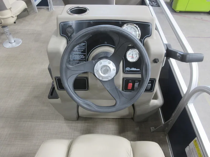 Slide: The Image of Sun Tracker Bass Buggy 18 DLX 2025 - 7