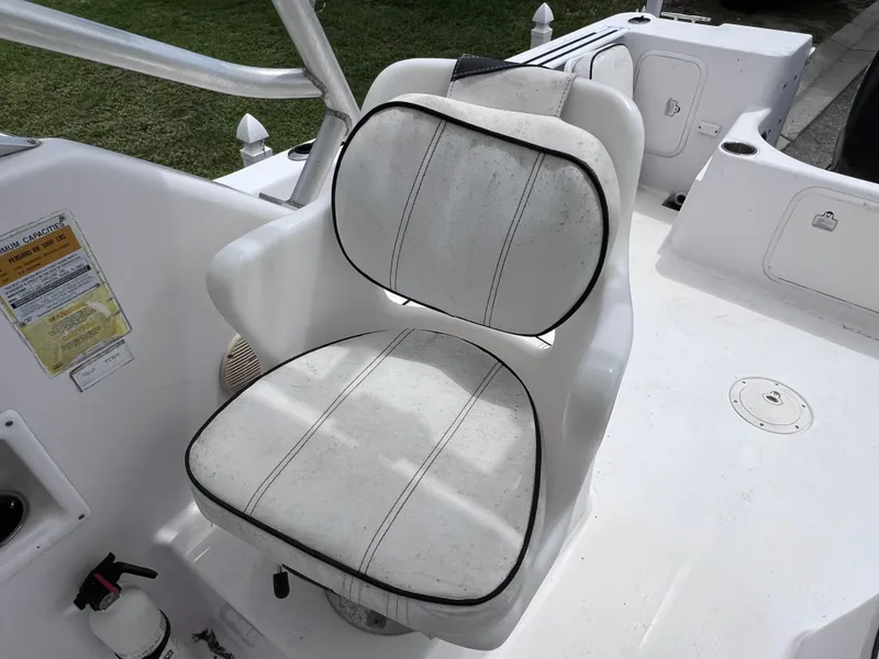 Slide: The Image of White cushioned seat on 2000 Pro-Line 20 WALK AROUND boat deck. - 17