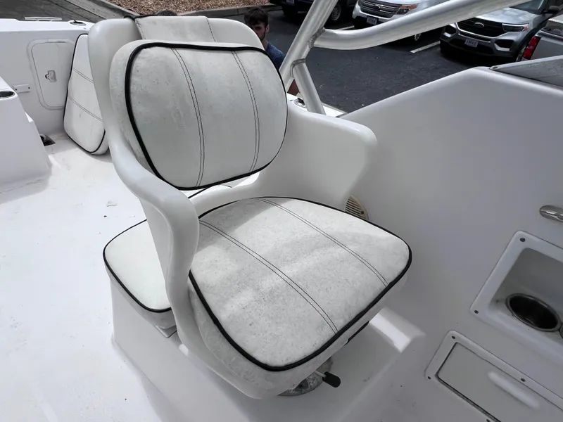 Slide: The Image of White cushioned seat on 2000 Pro-Line 20 WALK AROUND boat deck. - 18