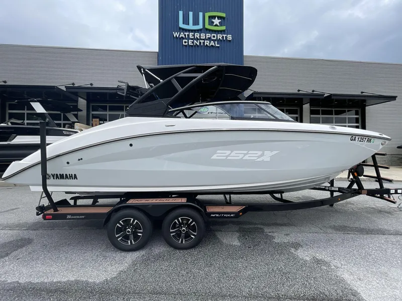 Slide: The Image of 2024 Yamaha Boats 252XE on trailer at Watersports Central dealership. - 11
