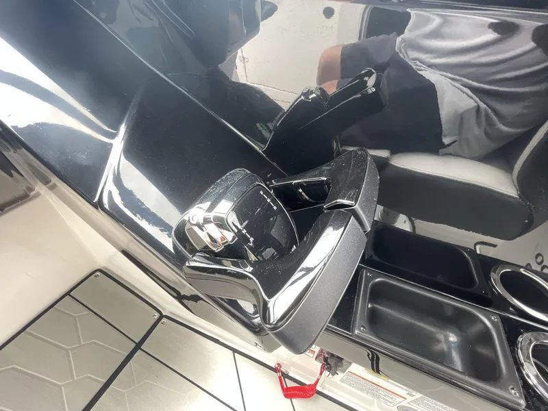 Slide: The Image of 2024 Yamaha Boats 252XE throttle control and interior detail. - 27