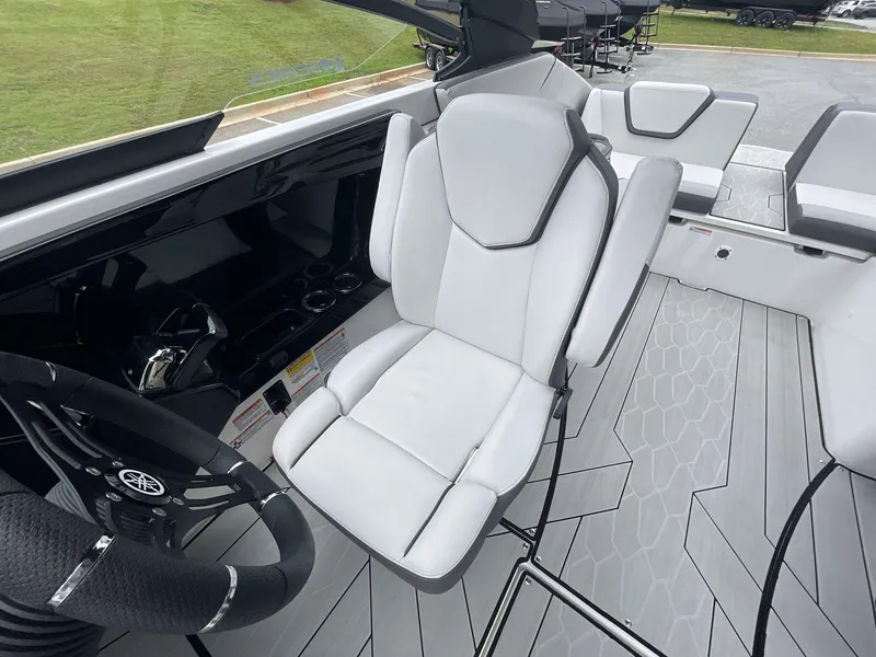 Slide: The Image of 2024 Yamaha Boats 252XE interior with white captain's chair and steering wheel. - 29