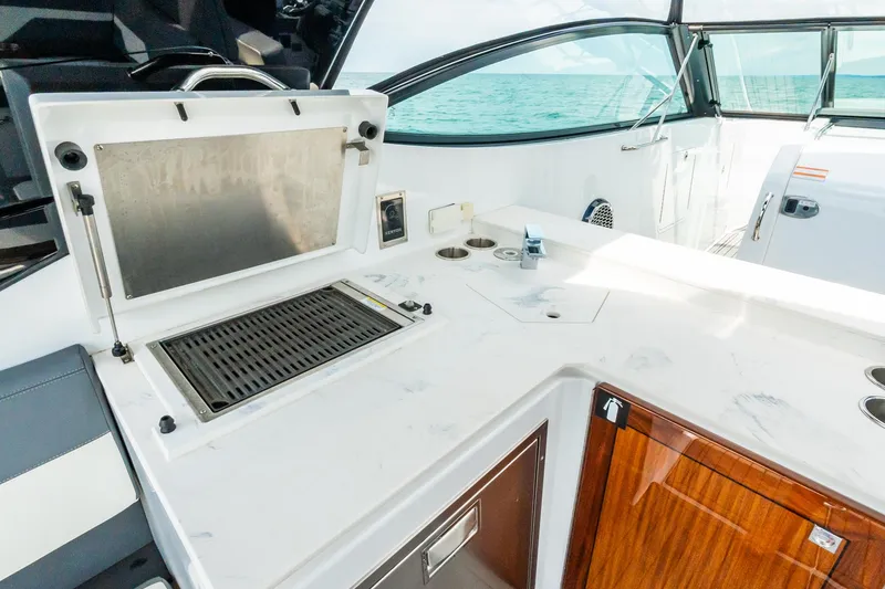 Slide: The Image of Cruisers Yachts 38 GLS OB 2021 - 27