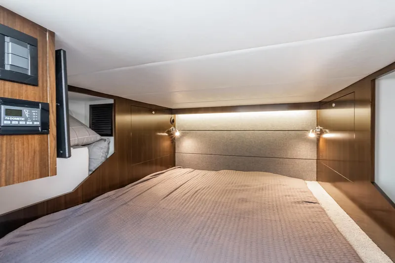 Slide: The Image of Cruisers Yachts 38 GLS OB 2021 - 42