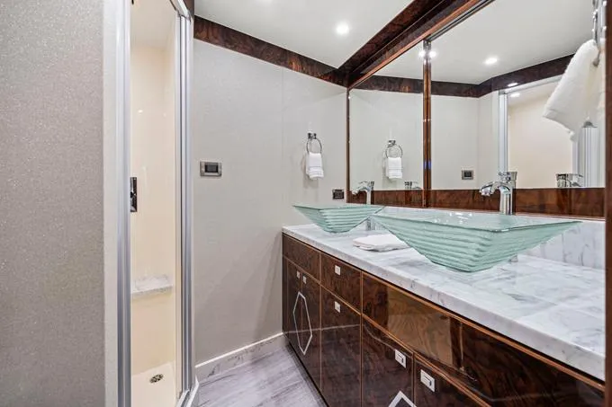 Slide: The Image of Forward VIP Head - 48