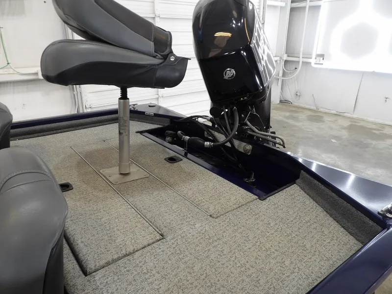 Slide: The Image of Tracker Pro 170 2020 - 15