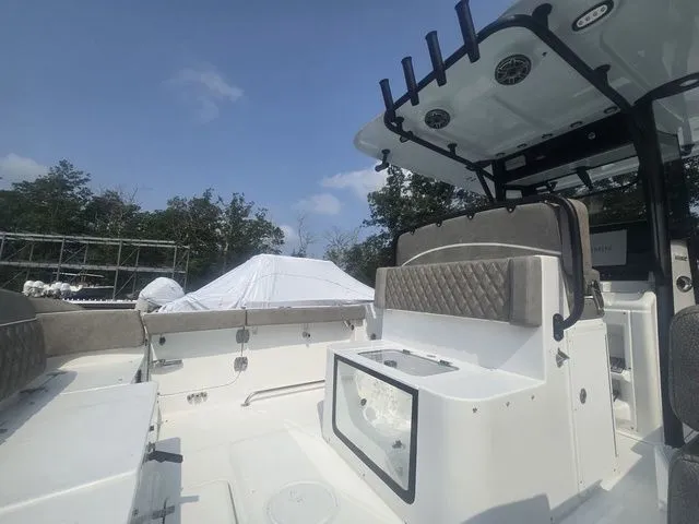 Slide: The Image of Sea Hunt Ultra 305 SE 2026 - 5