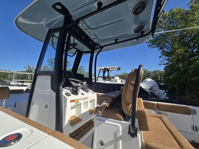 Slide: The Image of Sea Hunt Ultra 245 SE 2026 - 5