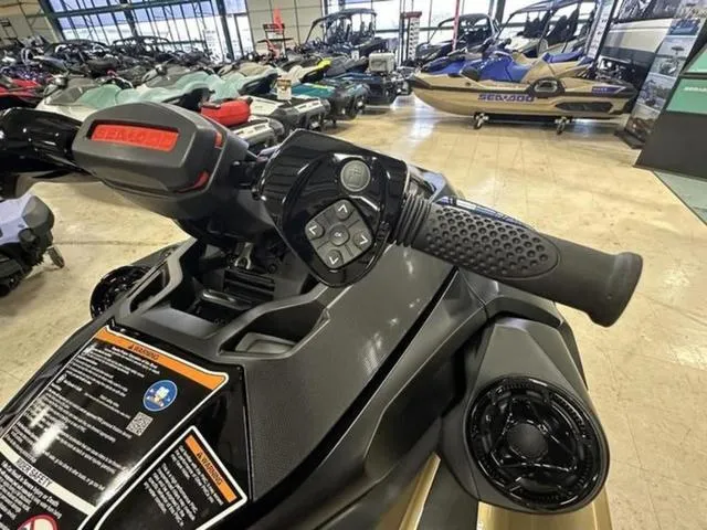 Slide: The Image of Sea-Doo RXT-X 2025 - 17